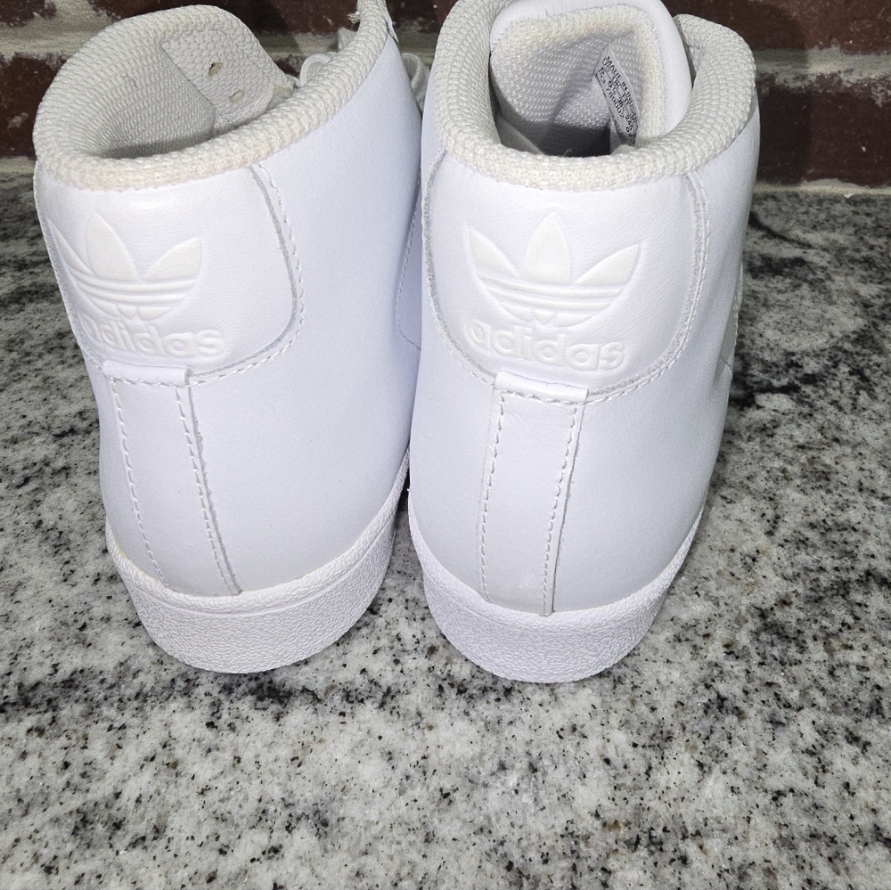 Adidas Womens Sneaker..NWT - Picture 3 of 5
